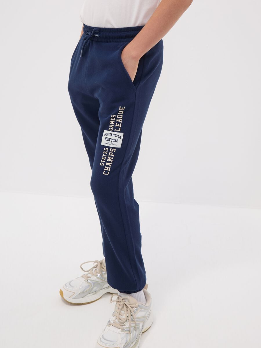 Pantaloni jogger blu in puro cotone con stampa per ragazzo_2