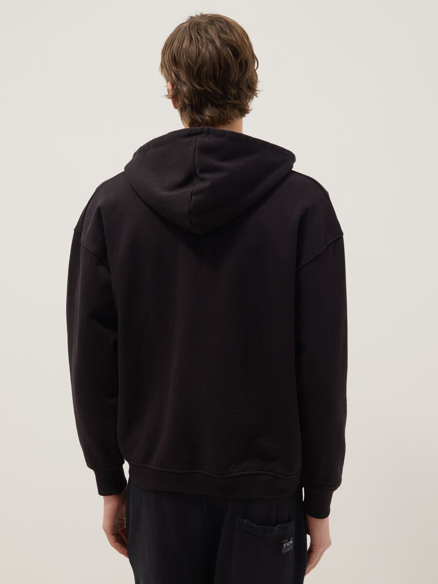 Felpa in misto cotone nera oversize fit con cappuccio_3