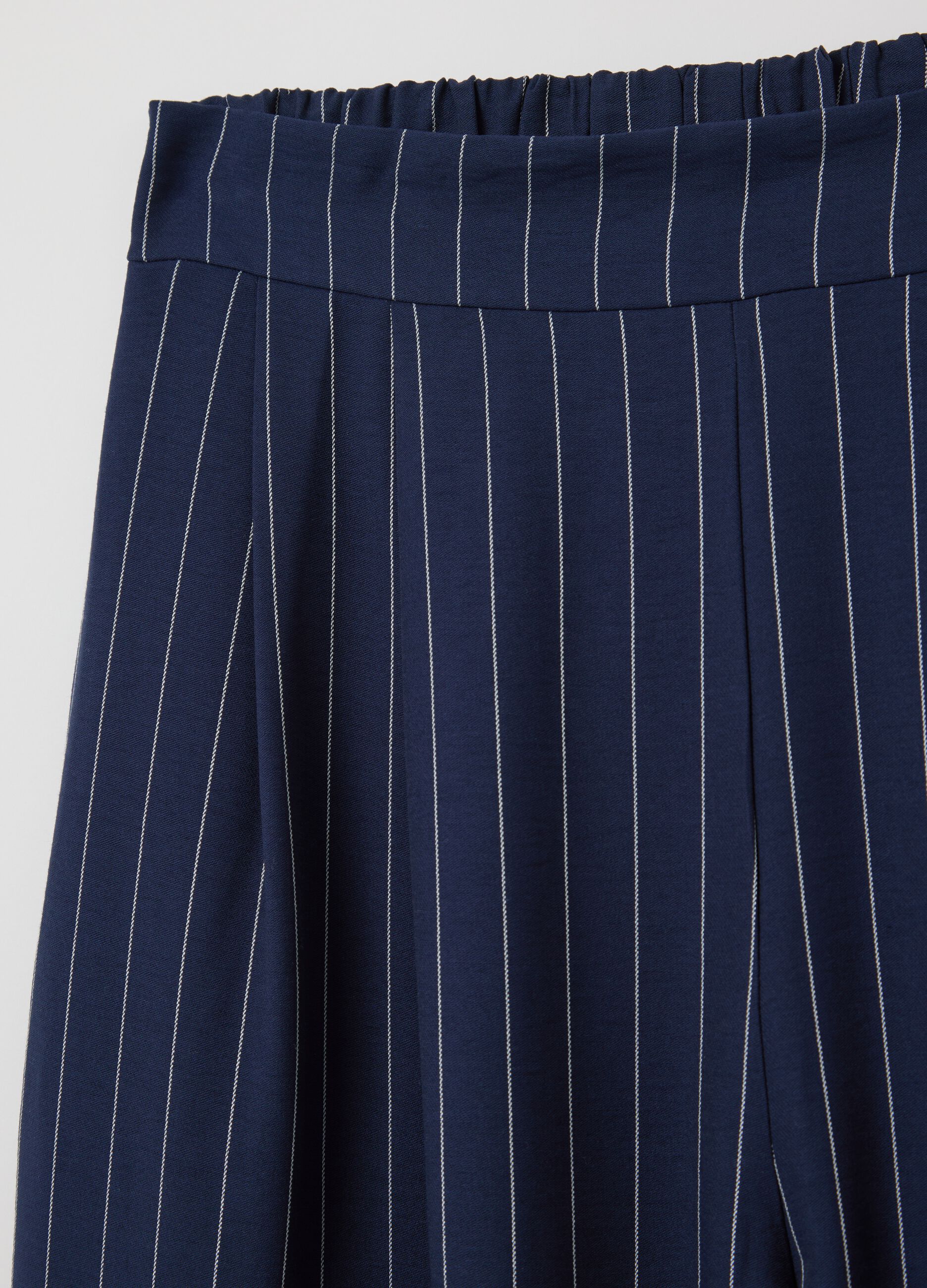 Pantalone palazzo blu in fantasia a righe 