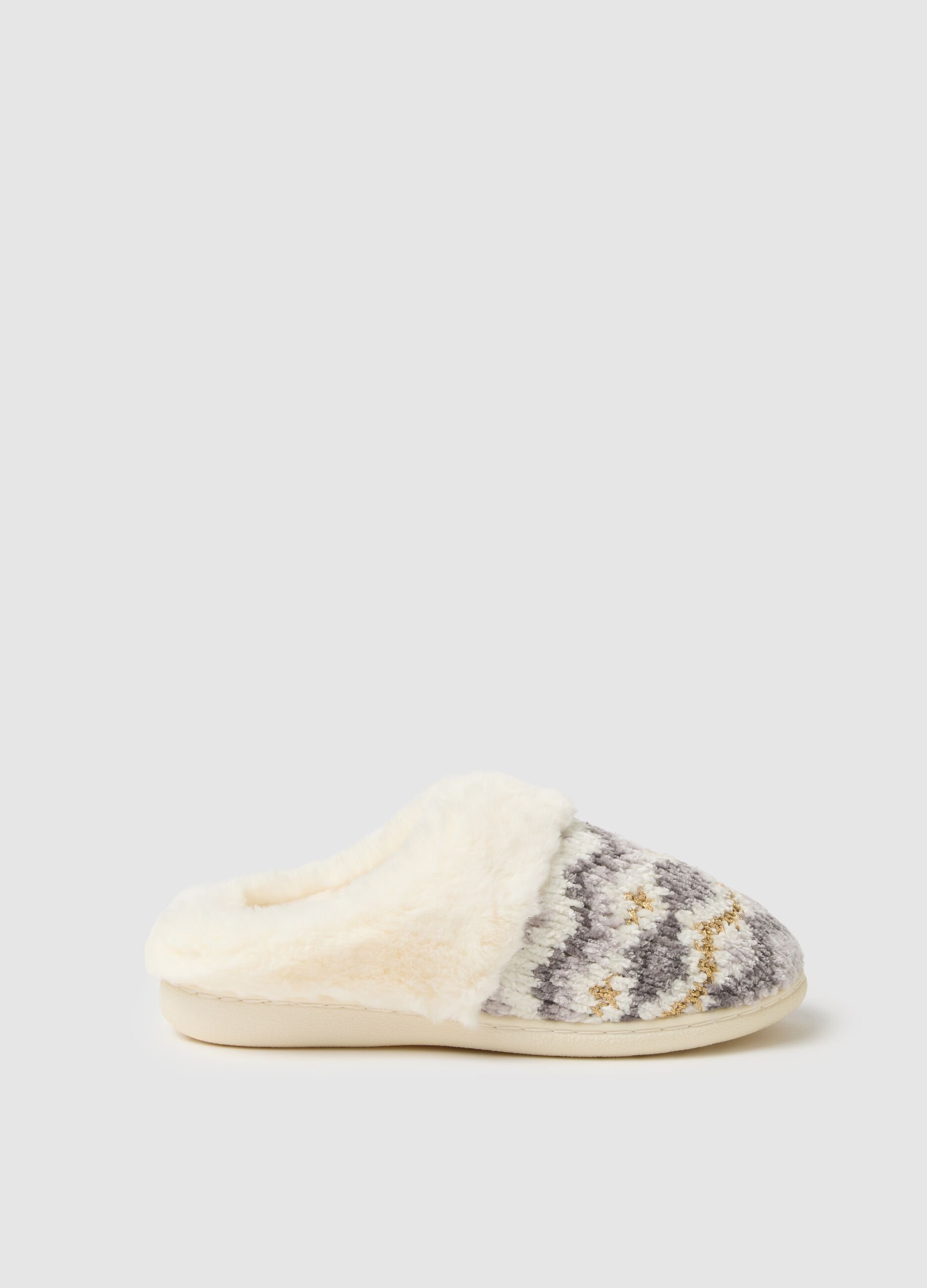 Grey slippers with woven pattern