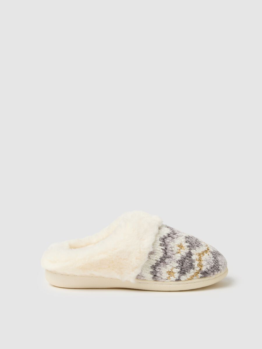 Grey slippers with woven pattern_0