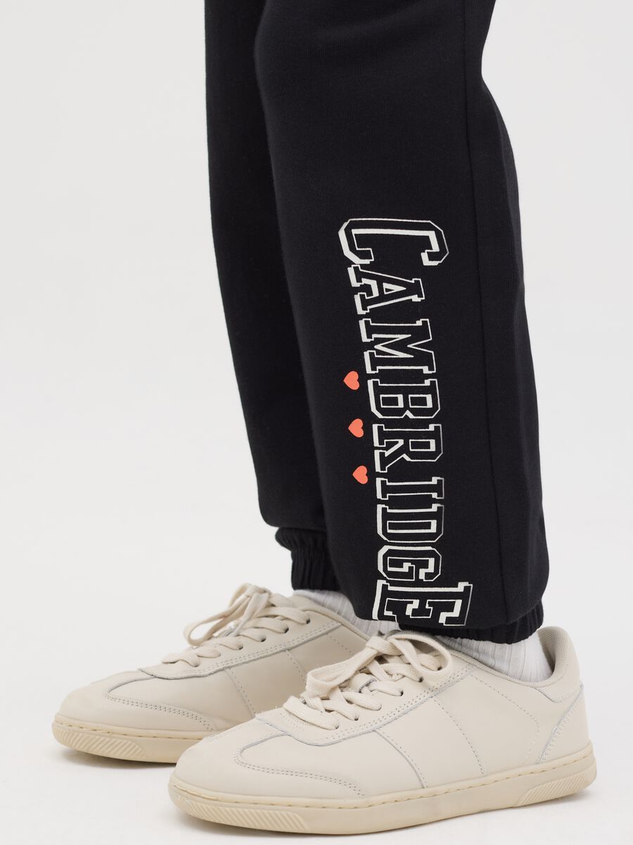 Joggers con coulisse e stampa "Cambridge" _2