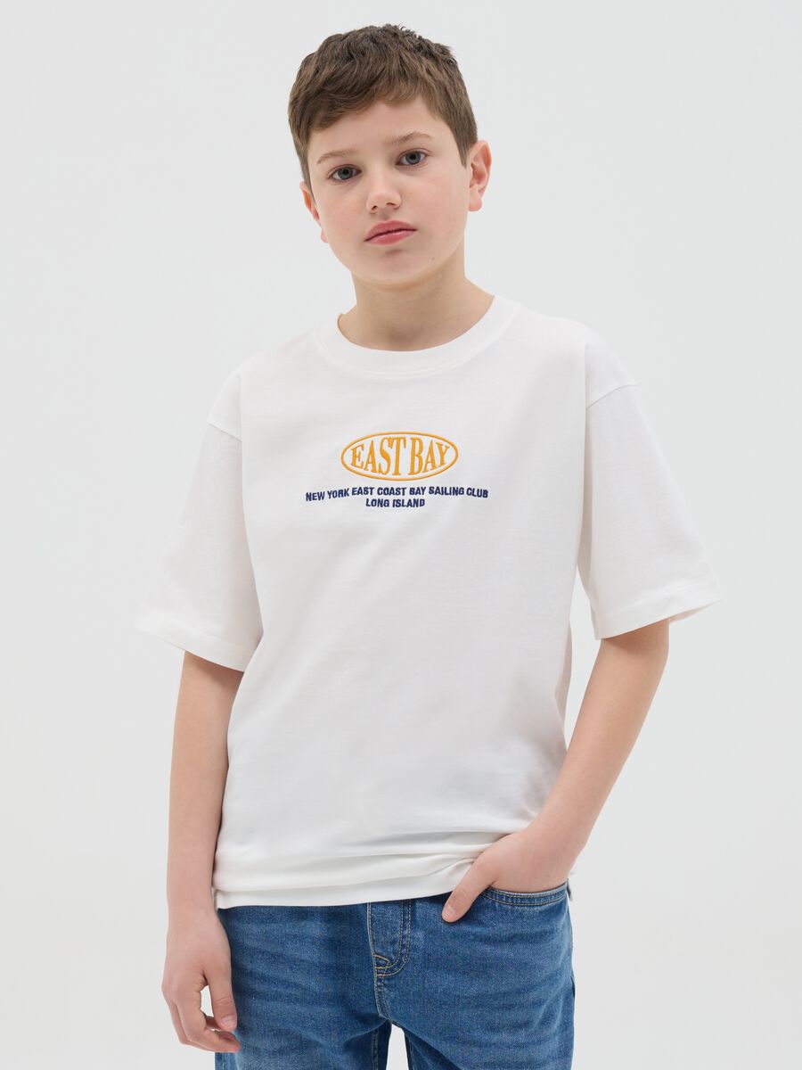 White cotton T-shirt with "East Bay" embroidery_0
