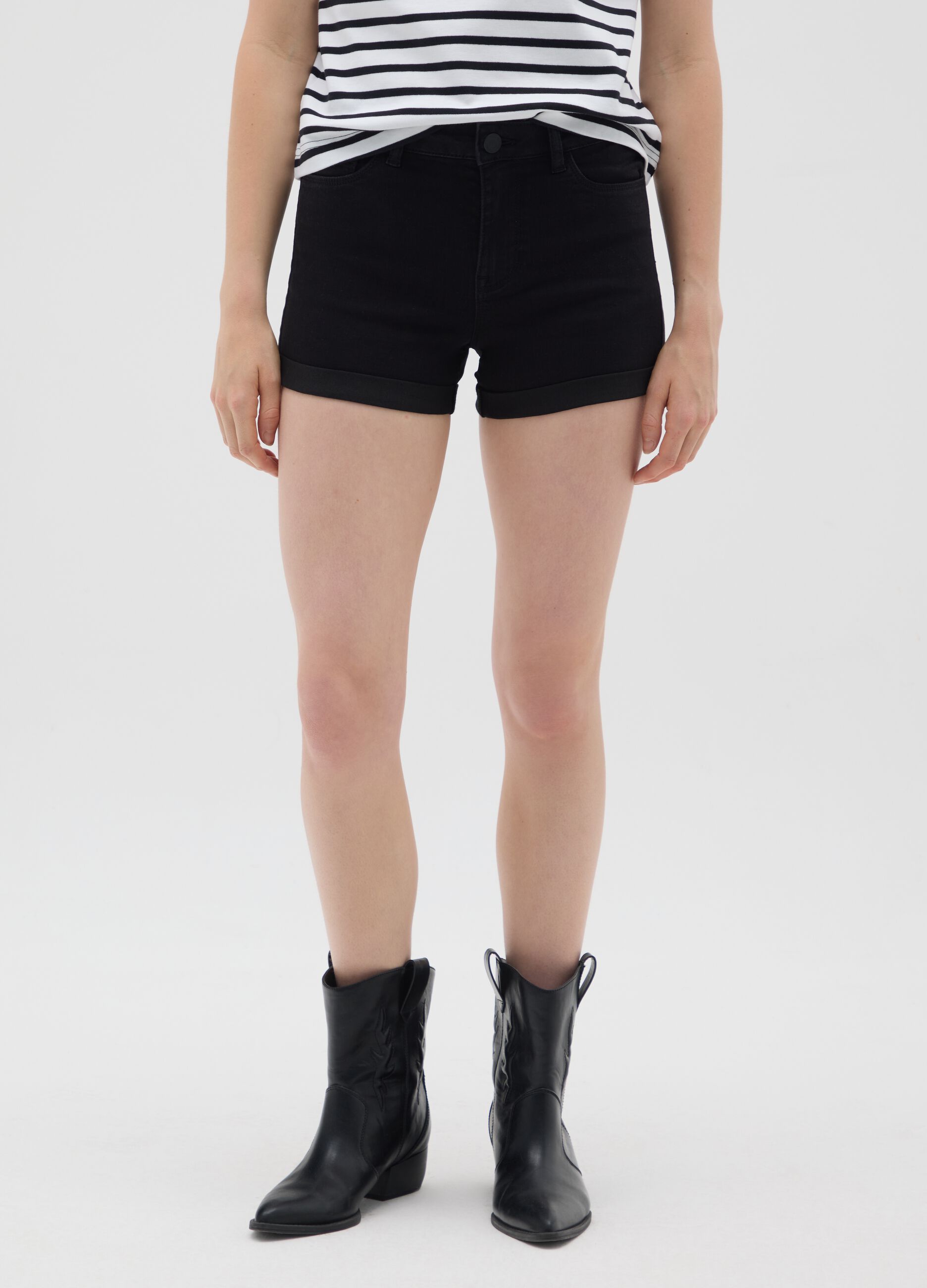 Women's black cotton-blend regular fit shorts