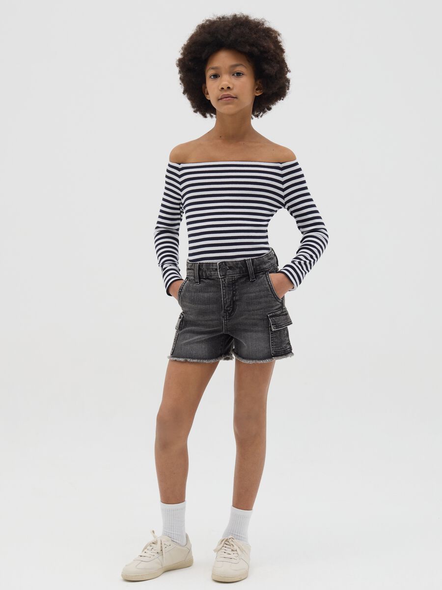 Shorts cargo neri con orlo sfrangiato_1