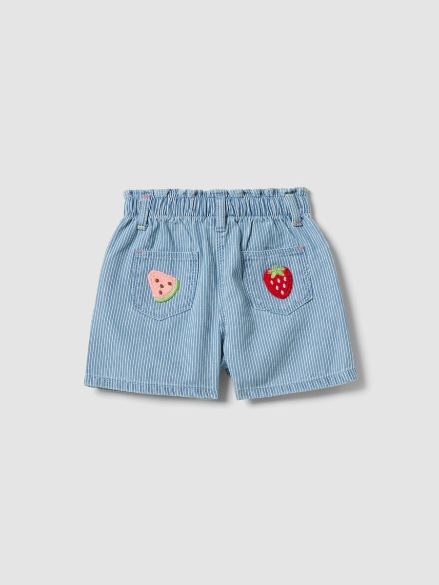 Shorts in misto cotone azzurri a righe da bimba con ricami ciliegia_1