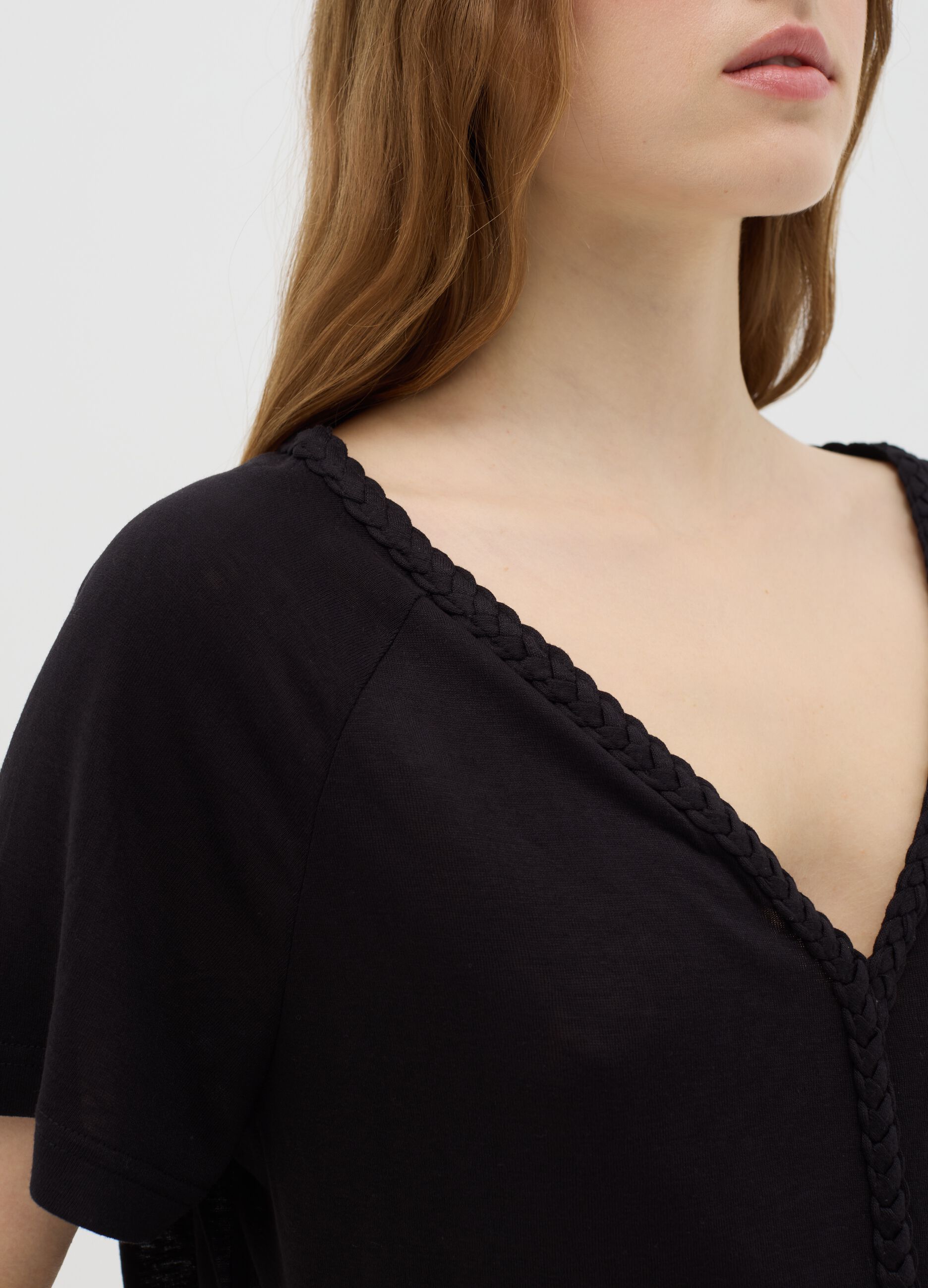 T-shirt da donna in misto viscosa nera regular fit con scollo rotondo