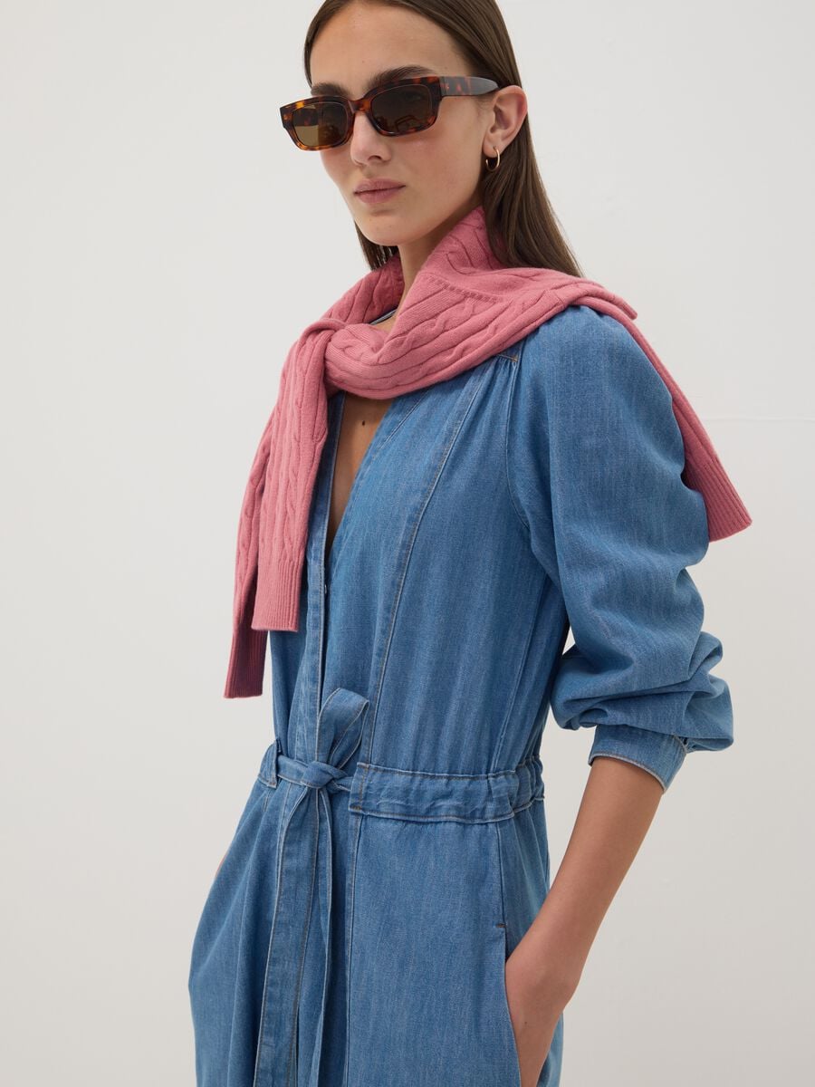 Abito denim blu in puro cotone con scollo profondo a V regular fit_1