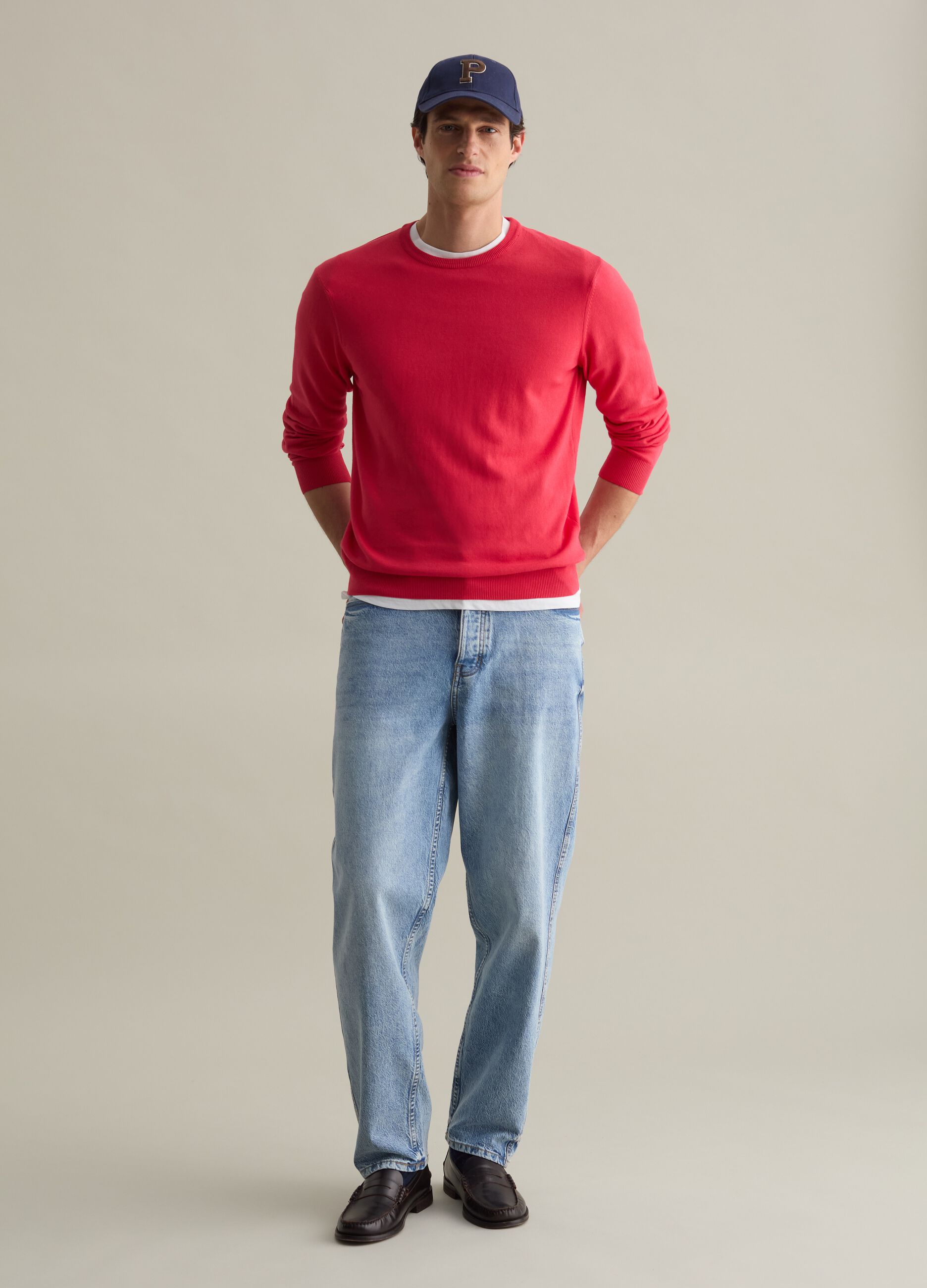 Solid colour pullover with round neck