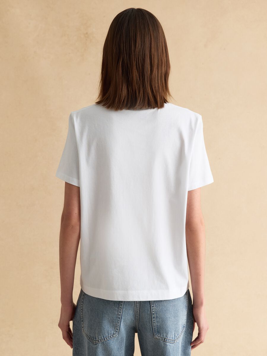 T-shirt in puro cotone bianco regular fit con stampa floreale_3