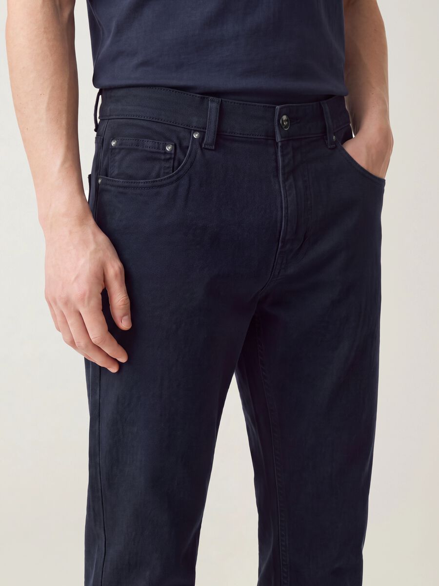 Pantaloni blu in twill di cotone elasticizzato carrot fit_3