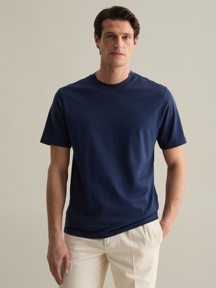 Plain cotton T-shirt with round neck._0