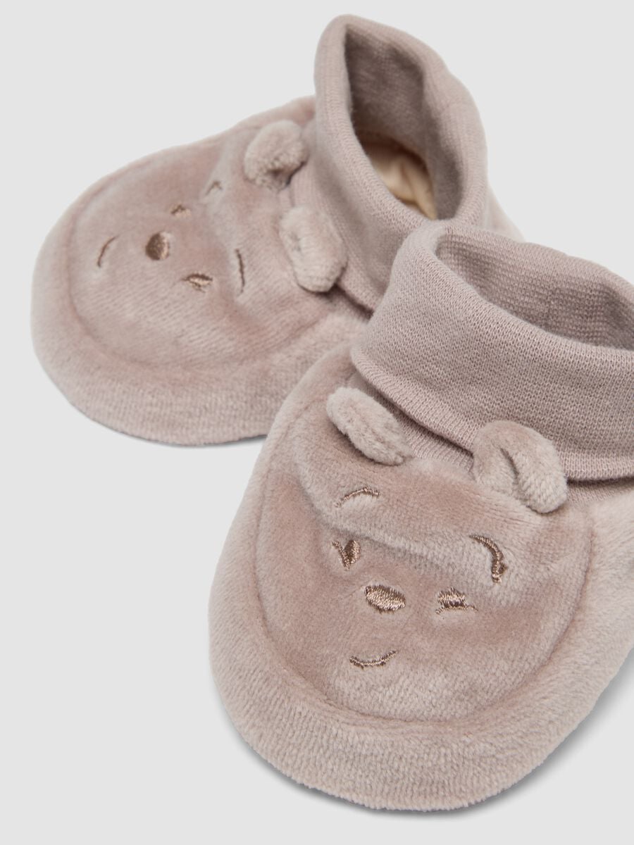 Set grigio con cuffietta e scarpine per neonati a tema Winnie The Pooh_1