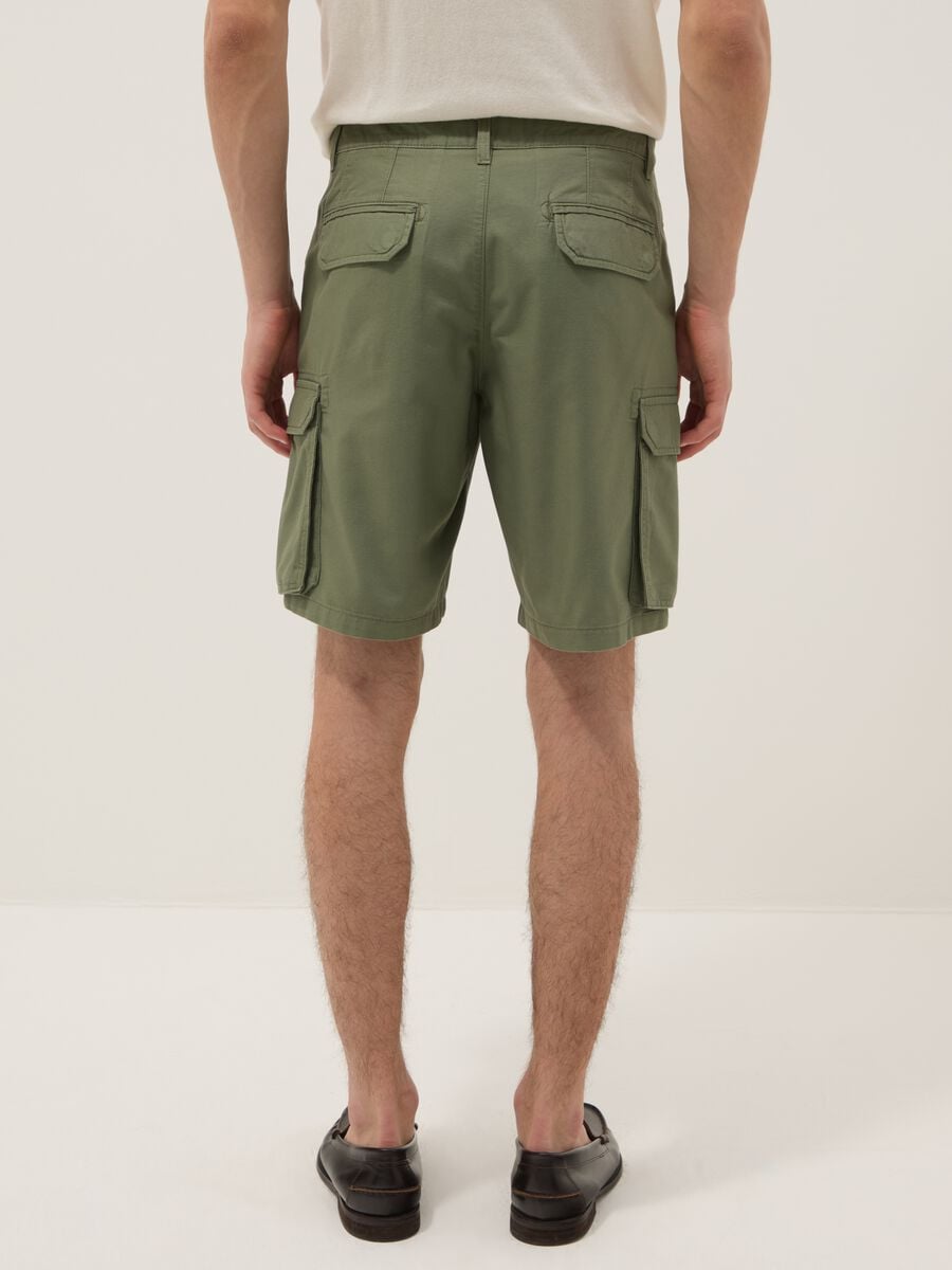 Green cotton cargo Bermuda shorts, regular fit_2