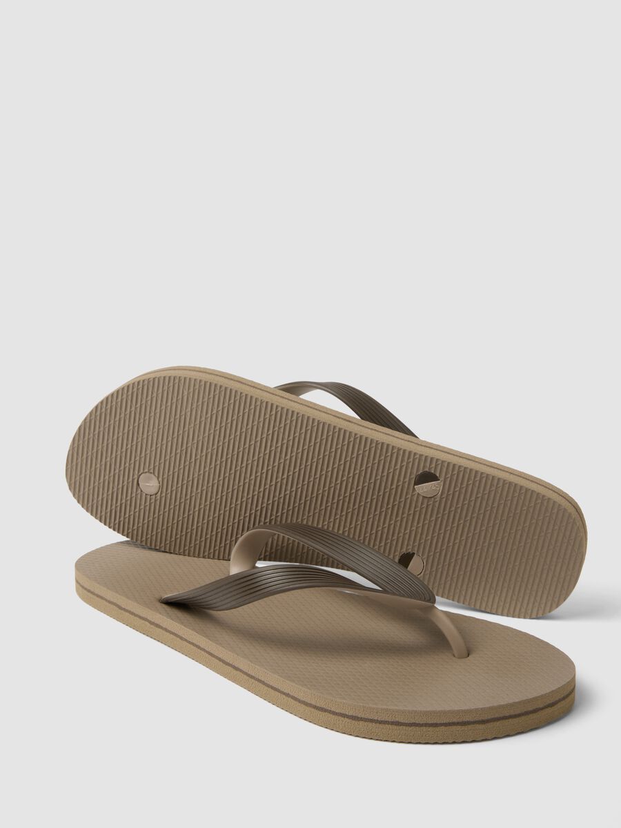 Beige beach flip-flops_1