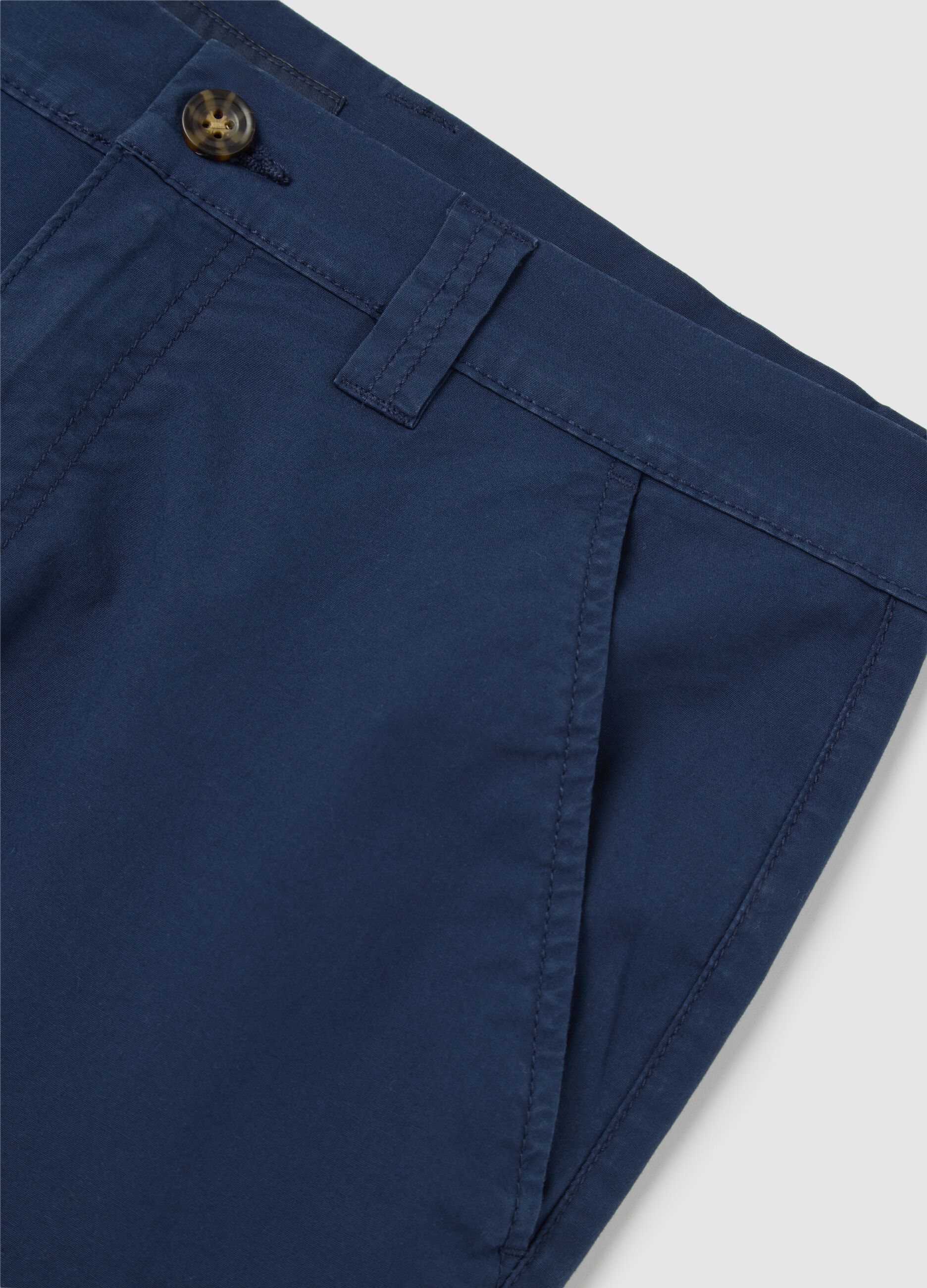 Blue chino trousers in stretch cotton with pockets