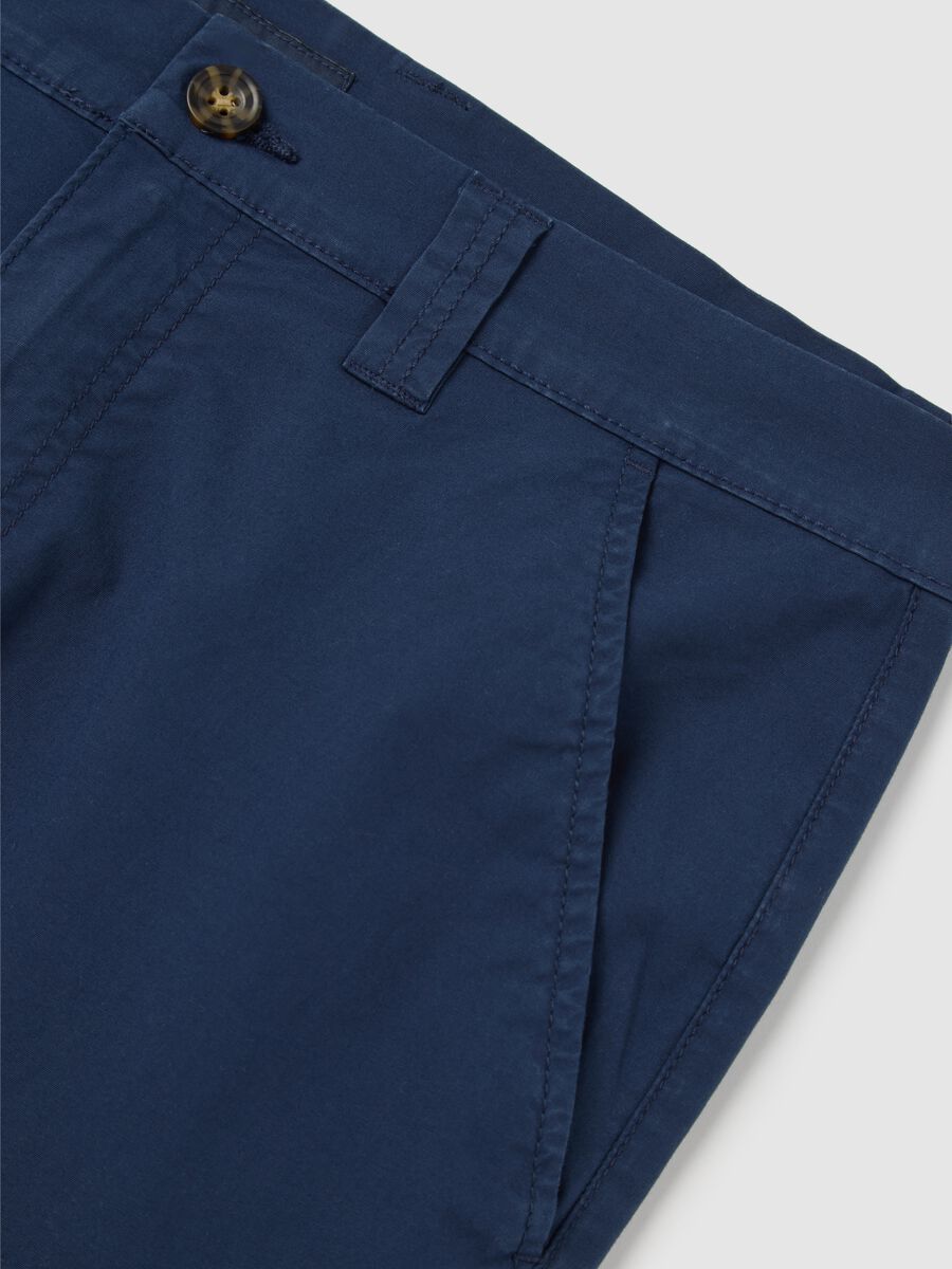 Blue chino trousers in stretch cotton with pockets_5
