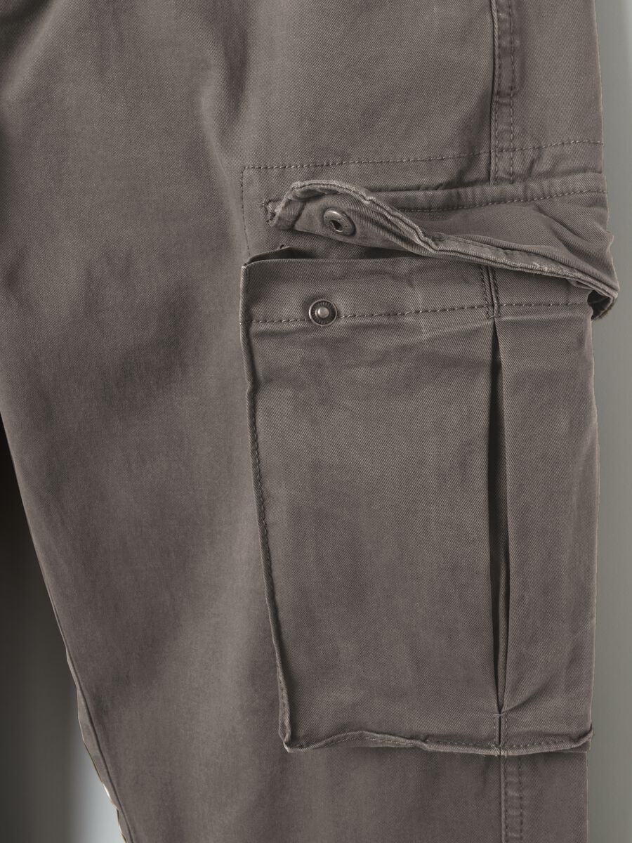 Pantalone cargo in twill di cotone stretch_5