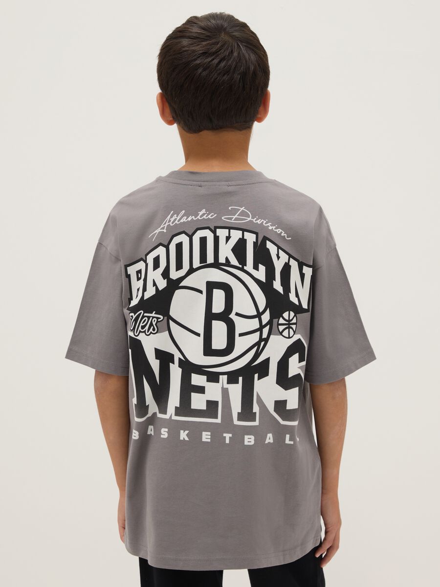 Grey over-fit pure cotton children's t-shirt with Brooklyn Nets logo_1