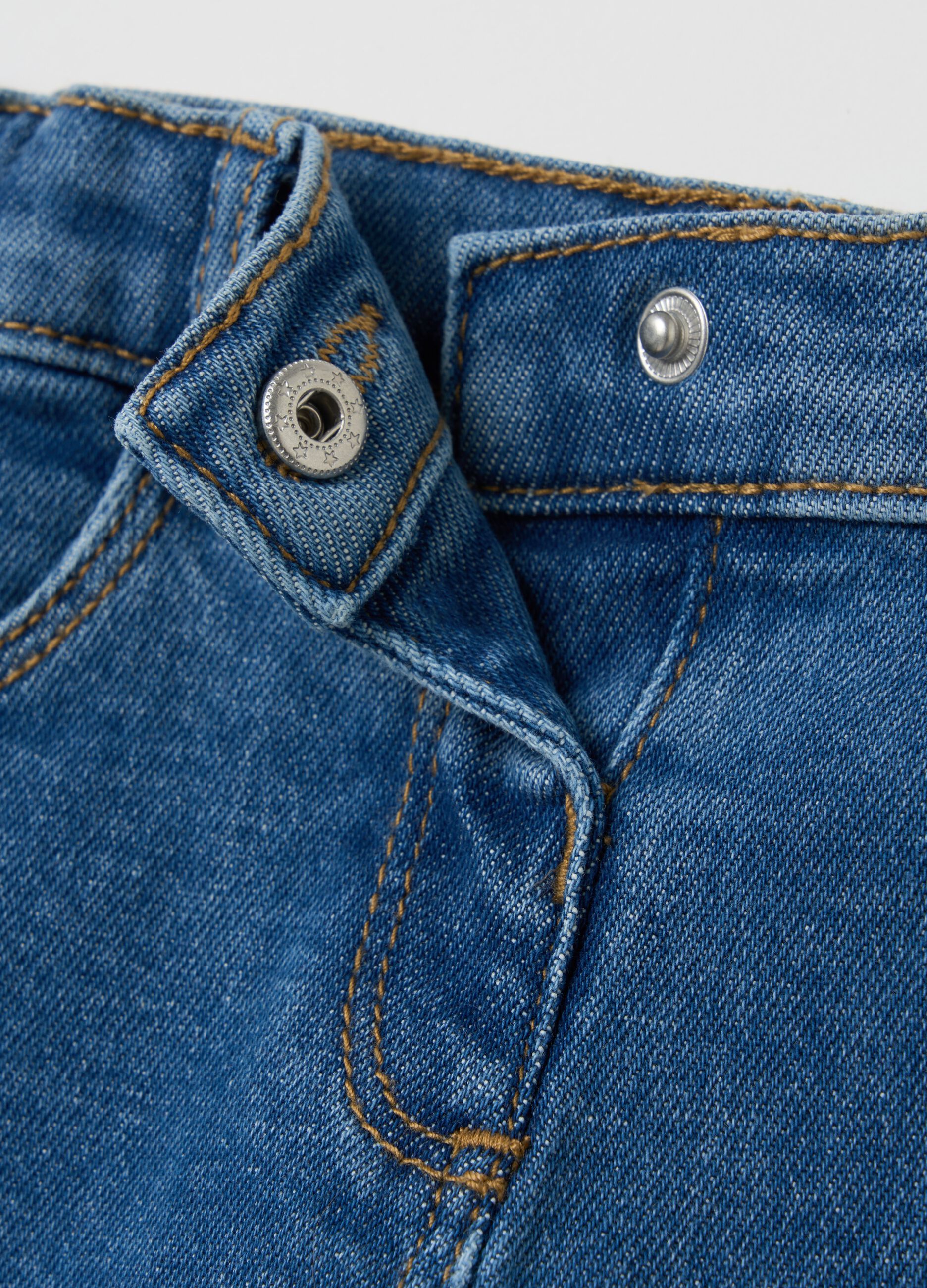 Wide-leg jeans with flowers embroidery