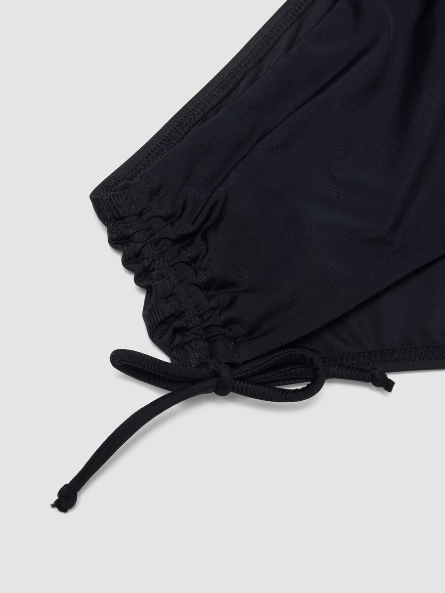 Slip da mare elasticizzato nero con dettagli arricciati_5