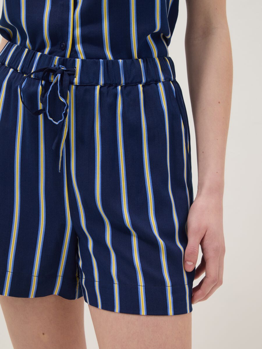 Shorts blu a righe in pura viscosa_3