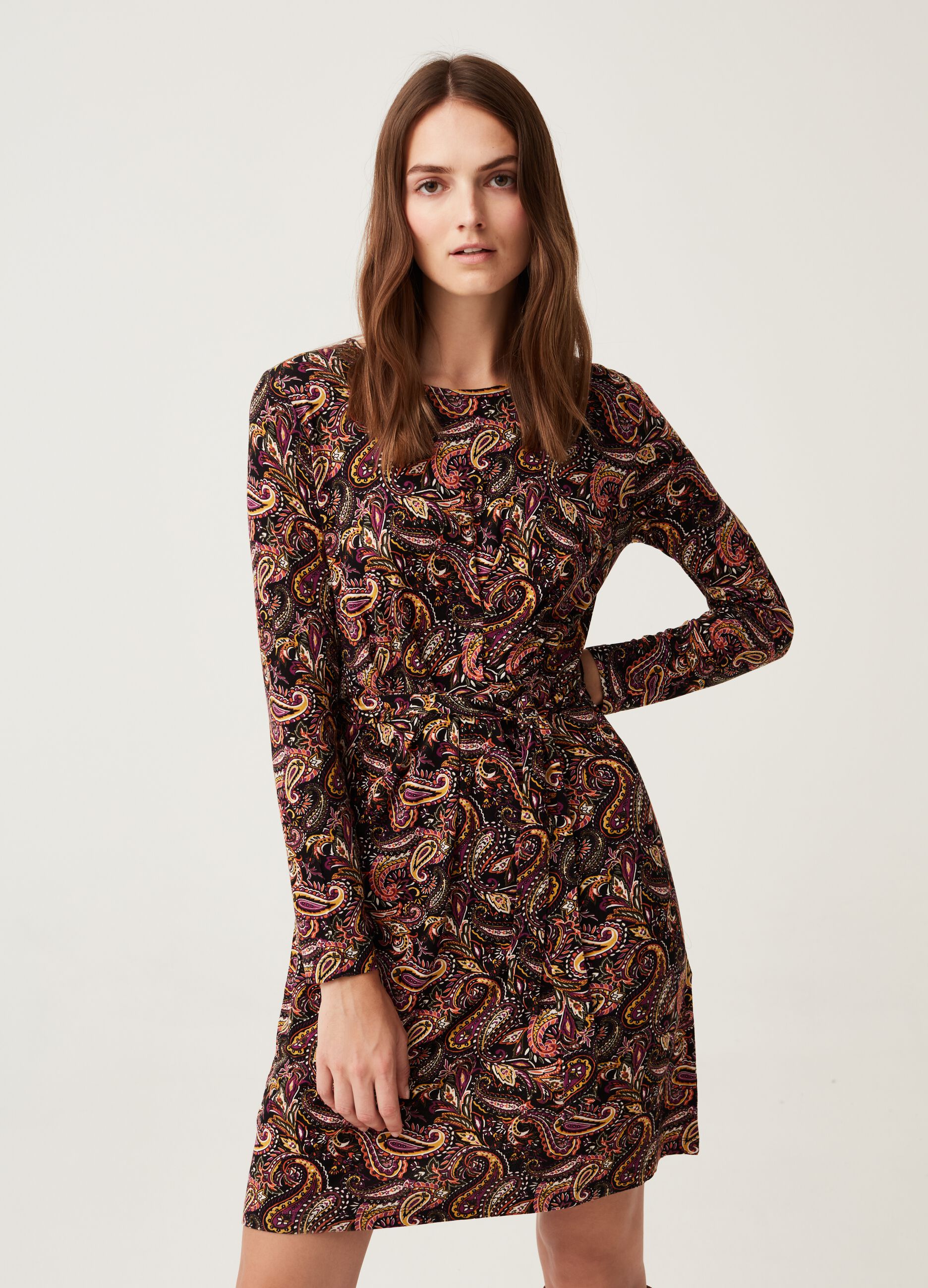 Abito con cintura fantasia paisley