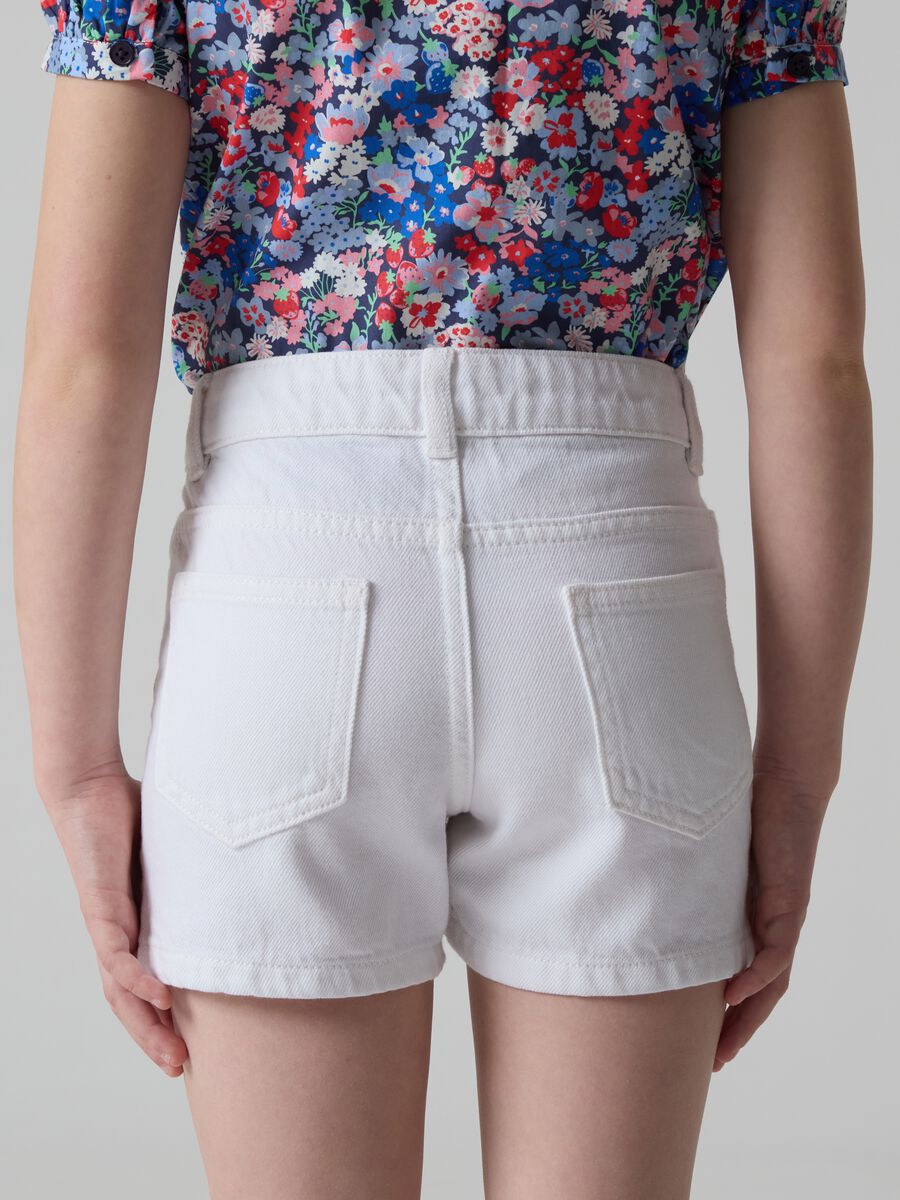 Shorts in cotone con ricamo floreale_3
