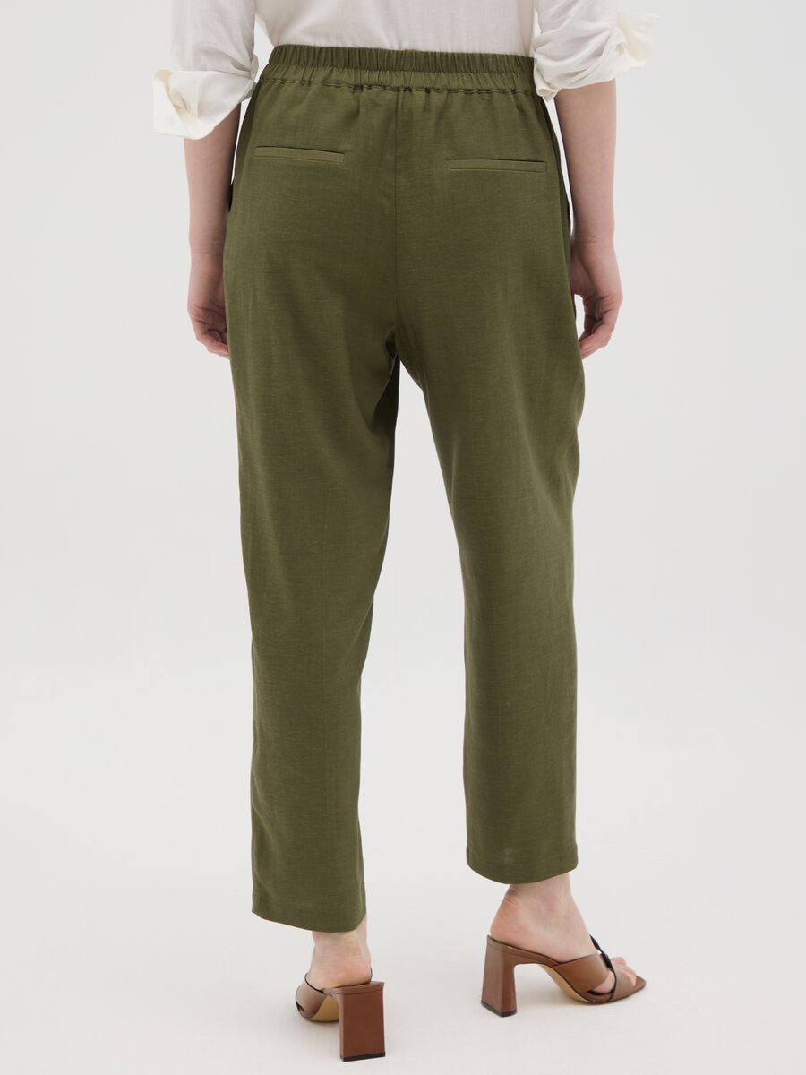 Women's green regular fit trousers in viscose and linen blend_2