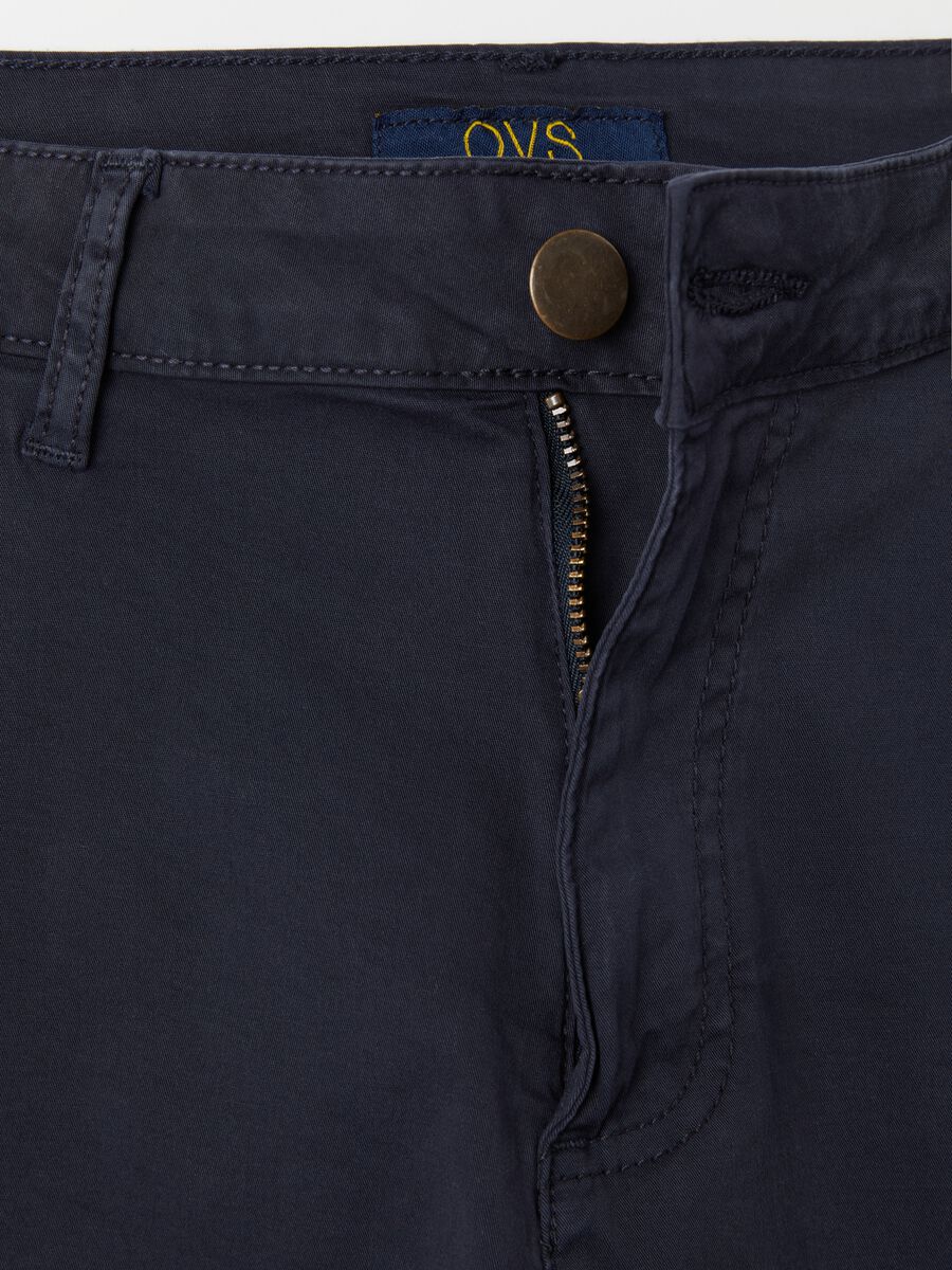 Chino trousers with turned-up hems_5