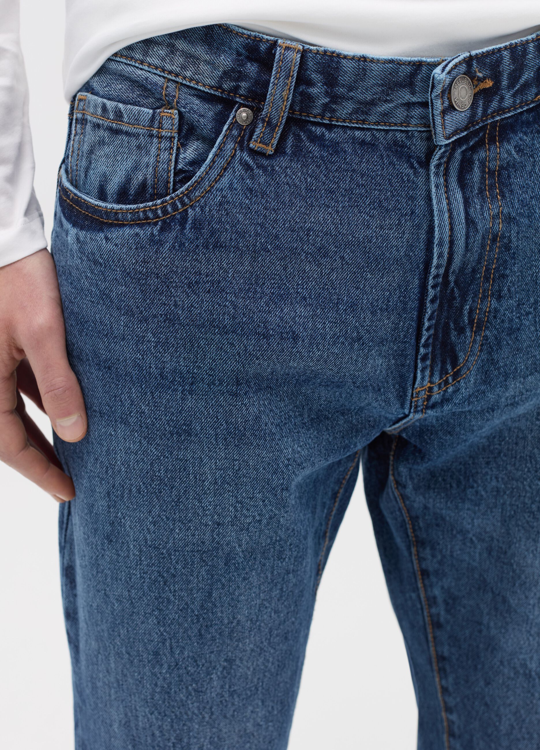 Regular fit jeans with discolouring
