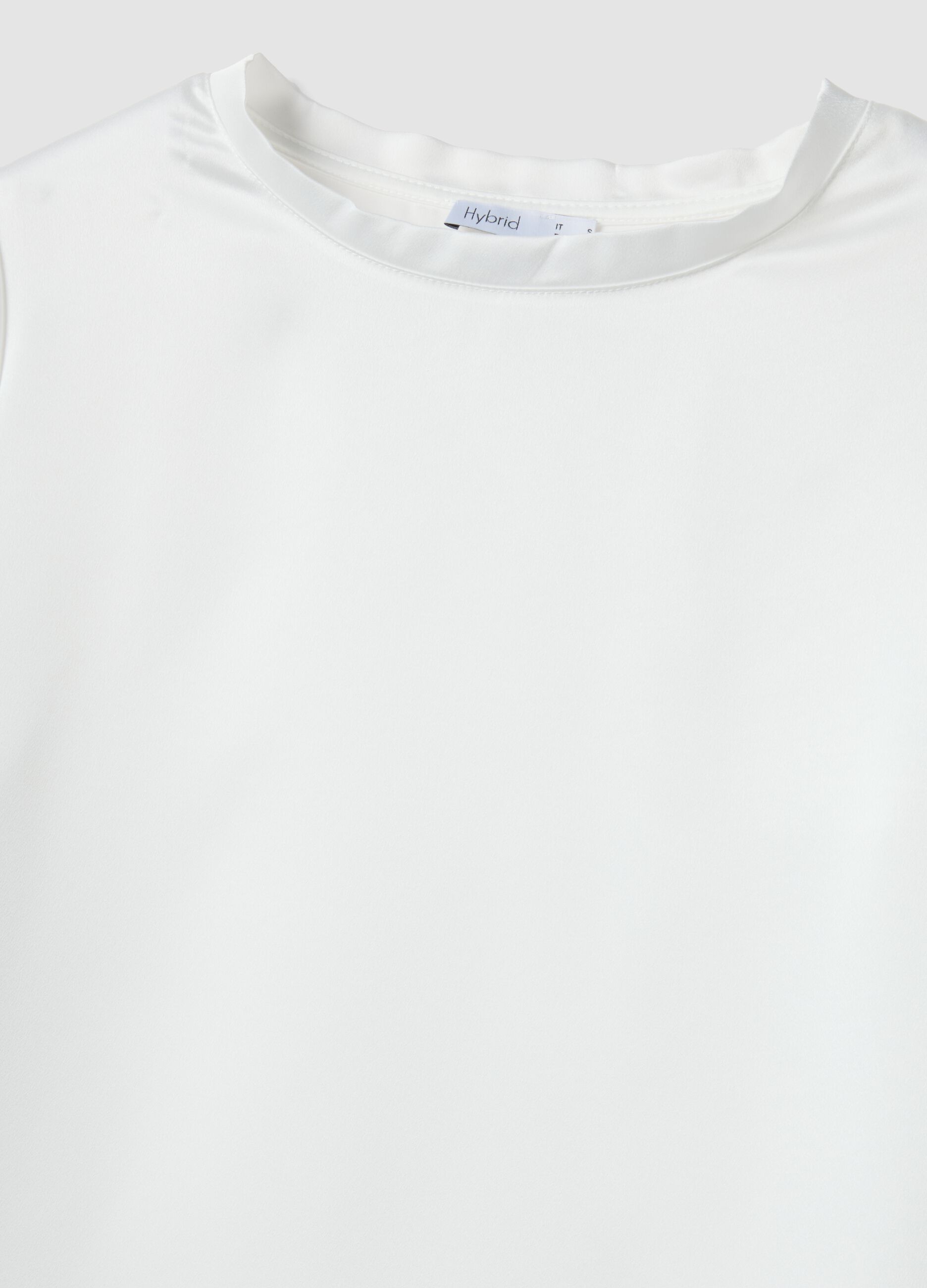 White short-sleeve T-shirt with soft neckline, regular fit