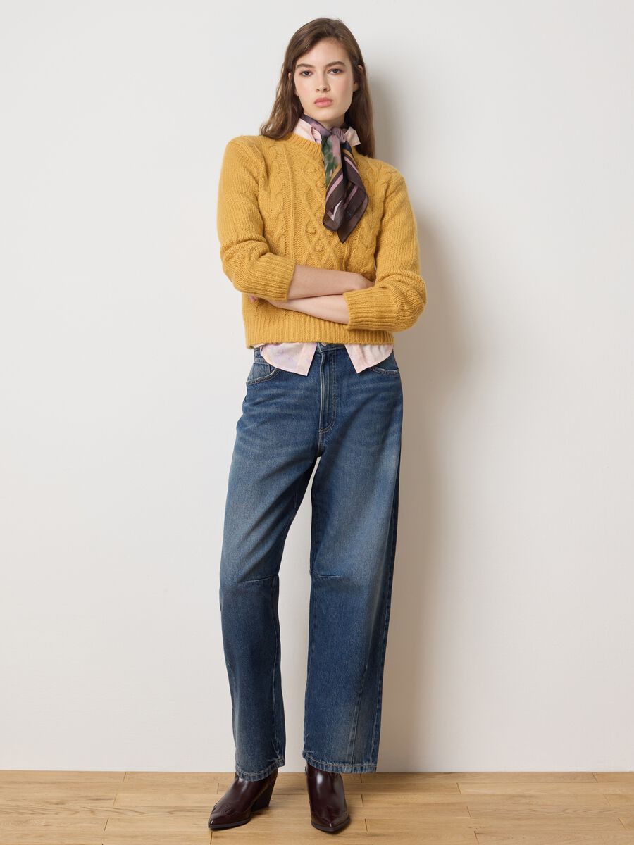 Maglione giallo regular fit con scollo rotondo_2