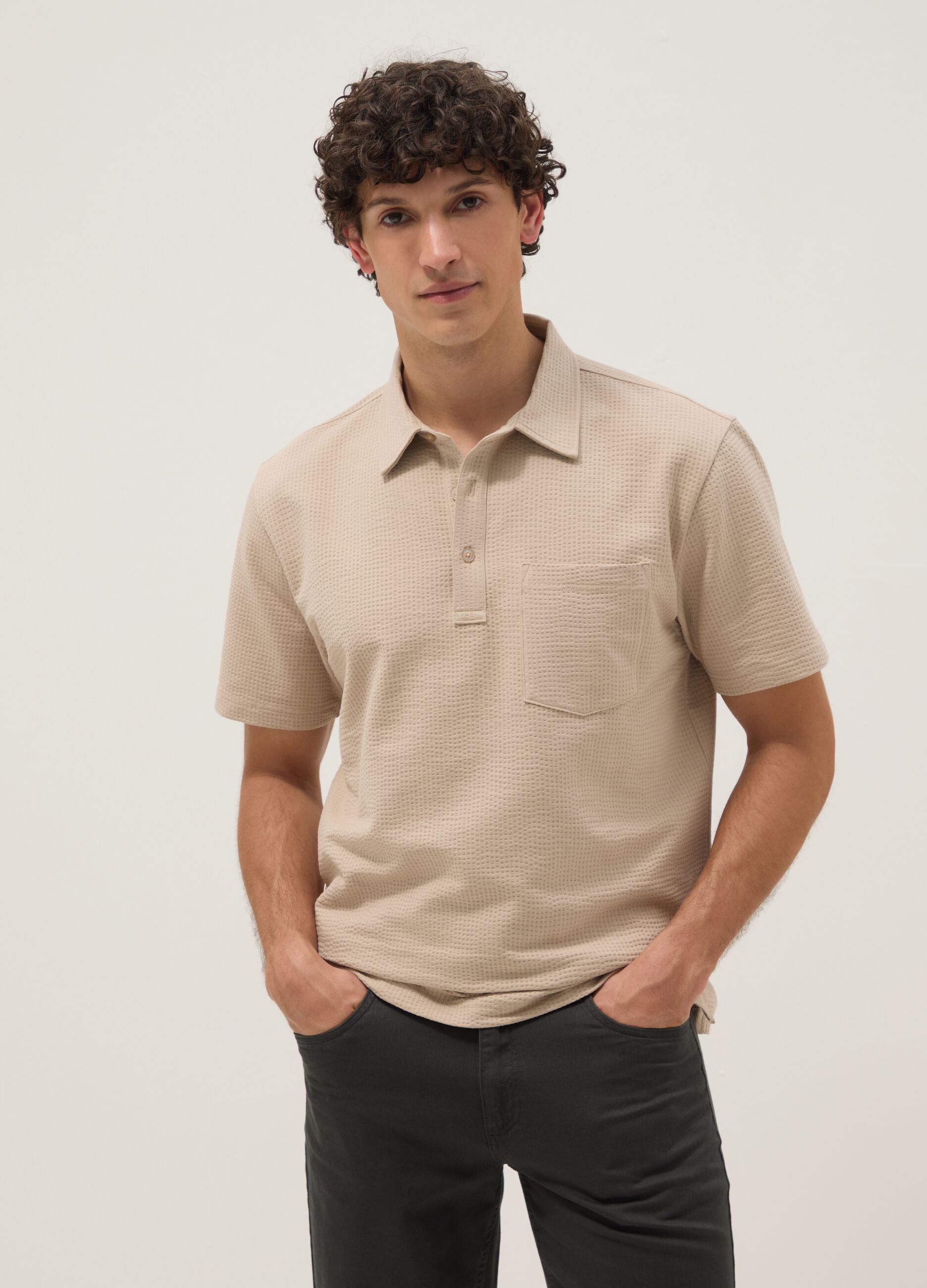 Polo beige a maniche corte in tessuto elasticizzato