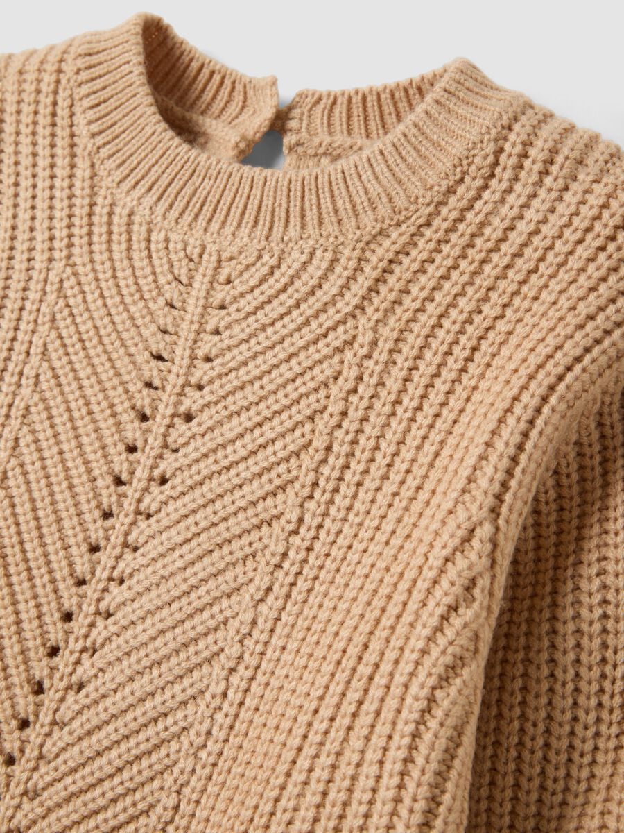Maglia beige in maglia con girocollo traforato_2