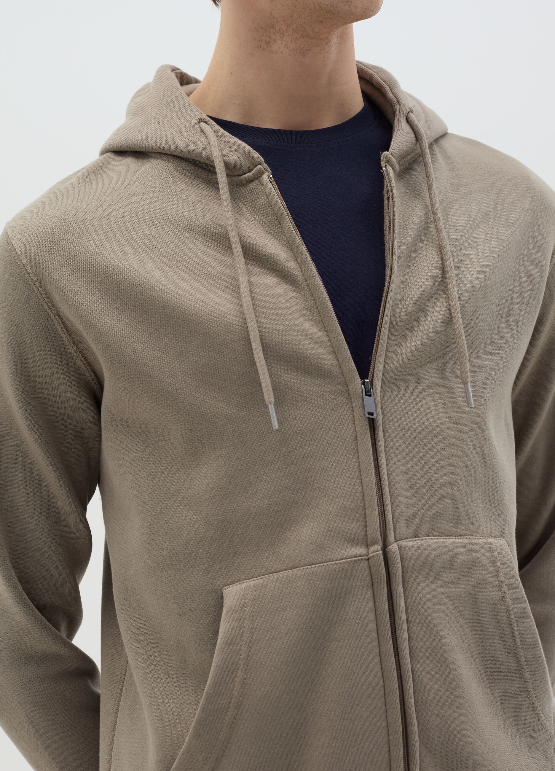 Essential full-zip sweatshirt with hood