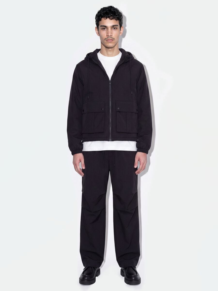 Giaccone nero imbottito con cappuccio e zip over fit_2