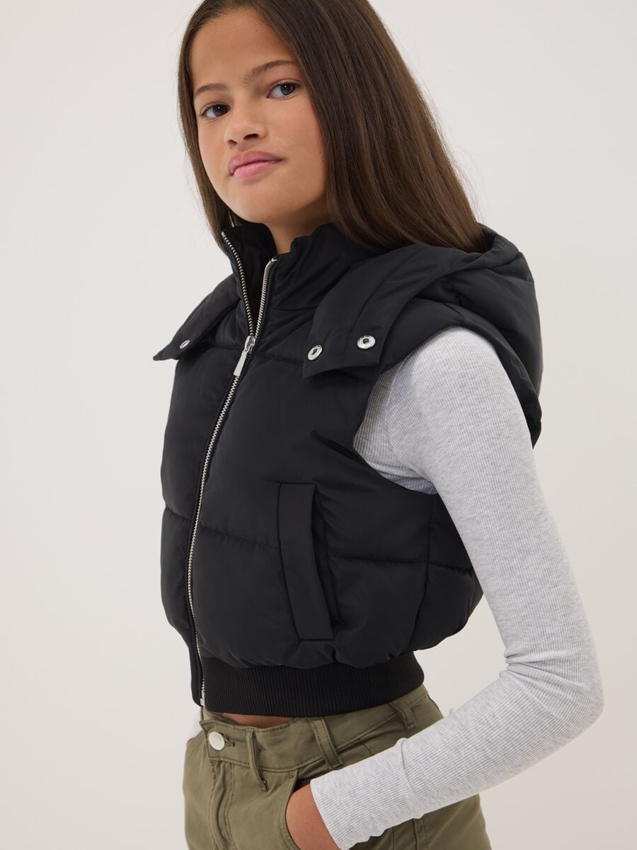 Gilet nero imbottito con cappuccio e zip_0