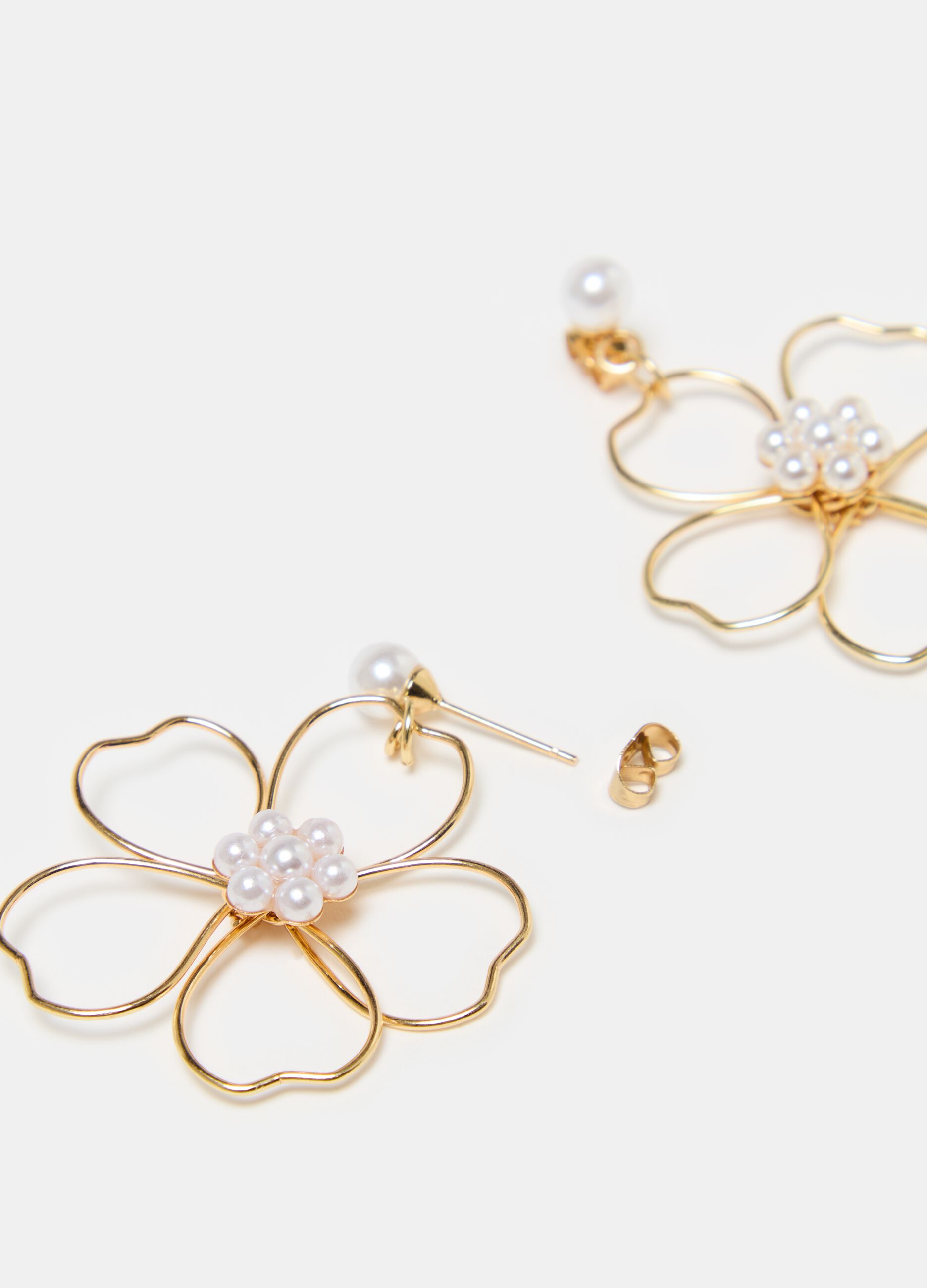 Flower earrings with pearls
