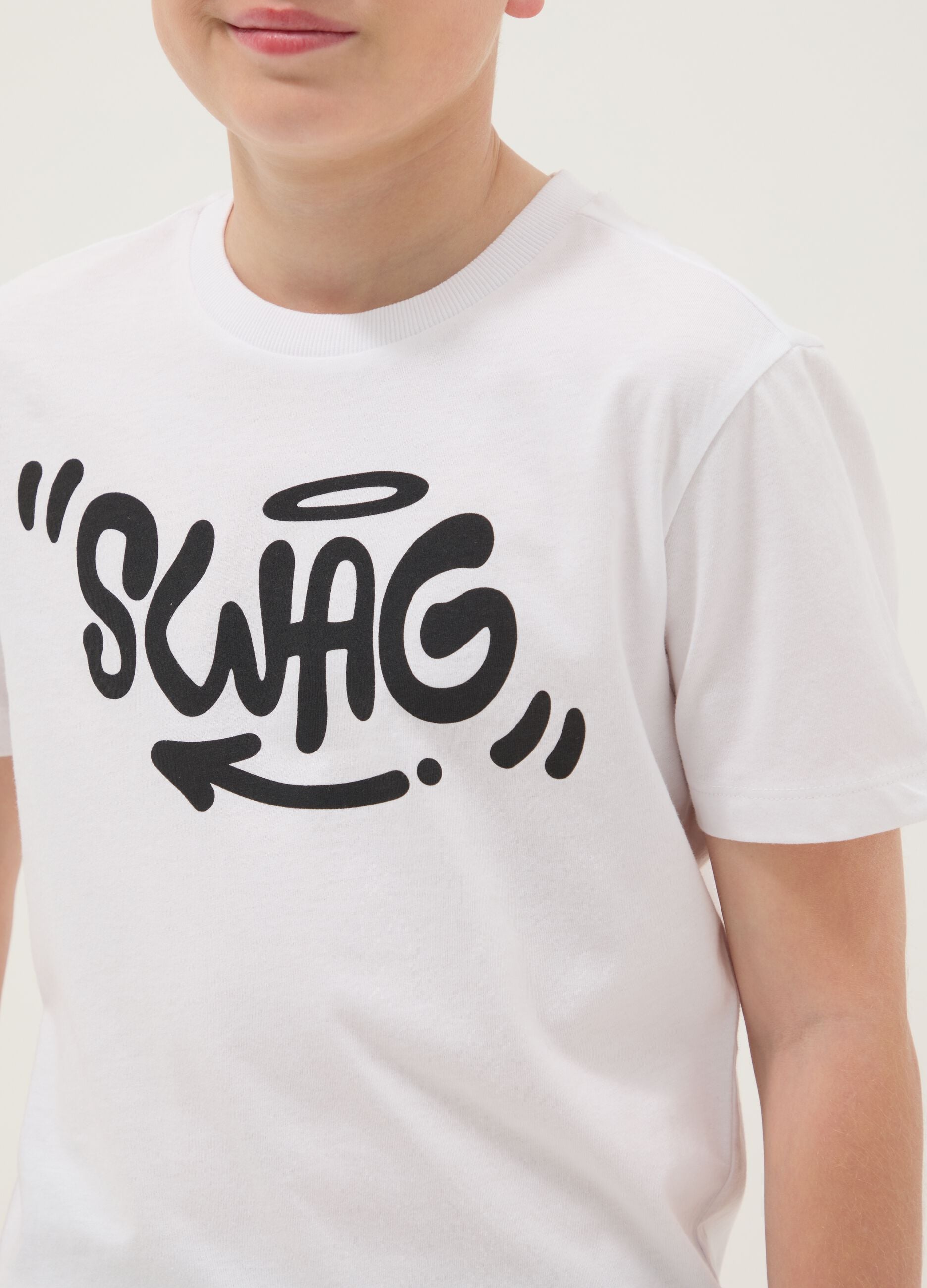 T-shirt in puro cotone bianca da ragazzo regular fit con scritta Swag
