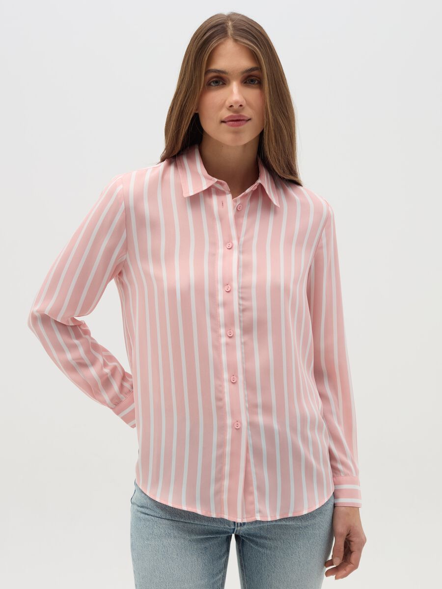 Shirt with all-over print._0