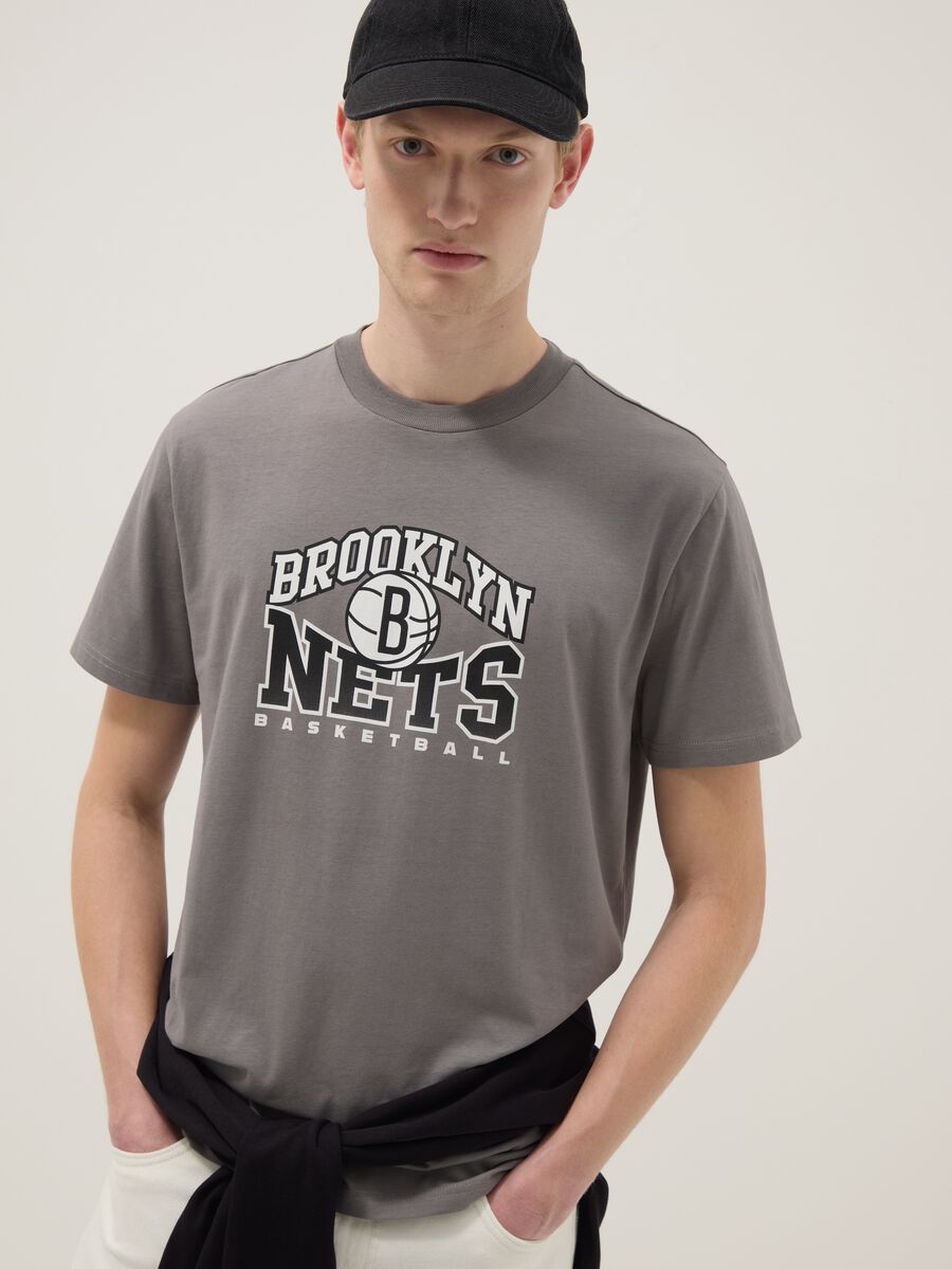 T-shirt in puro cotone grigia regular fit con stampa Brooklyn Nets_0