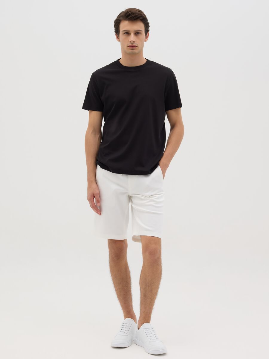 Bermuda da uomo in cotone elasticizzato bianco regular fit con laccio in vita_0