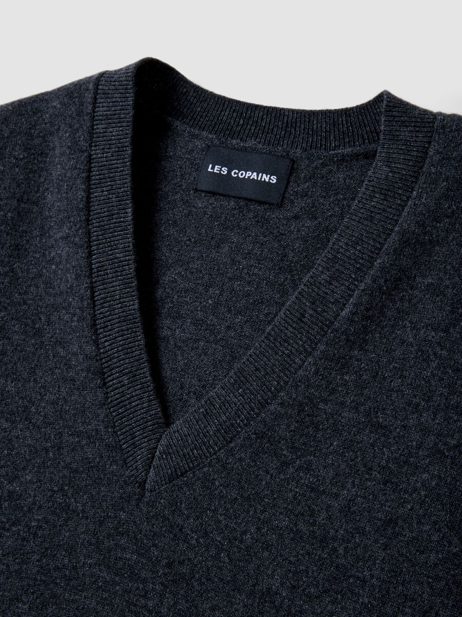 Grey pure wool gilet with deep V-neck_5