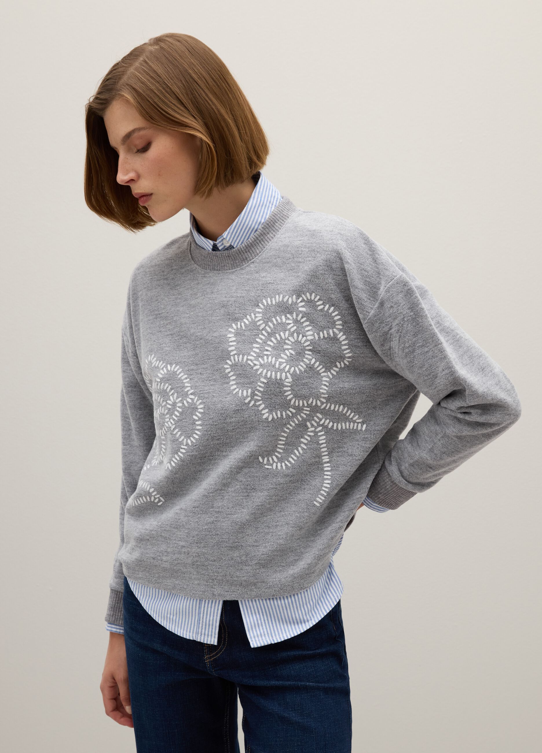 Maglia grigia regular fit con dettagli floreali