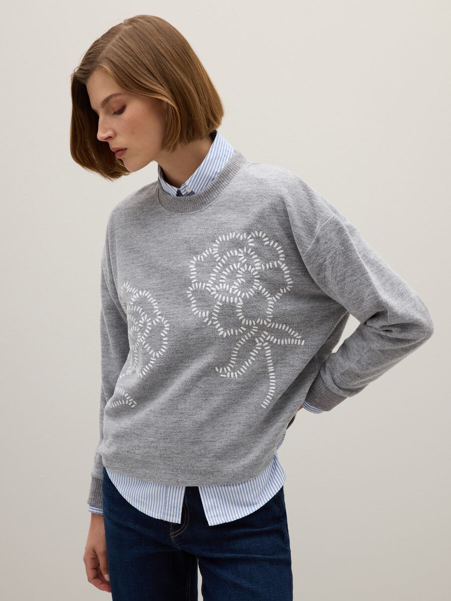 Maglia grigia regular fit con dettagli floreali_0