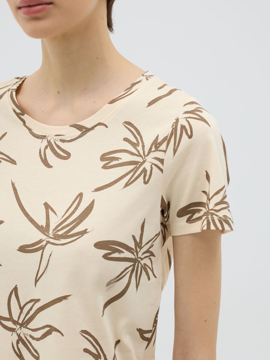 Beige T-shirt with floral print_2