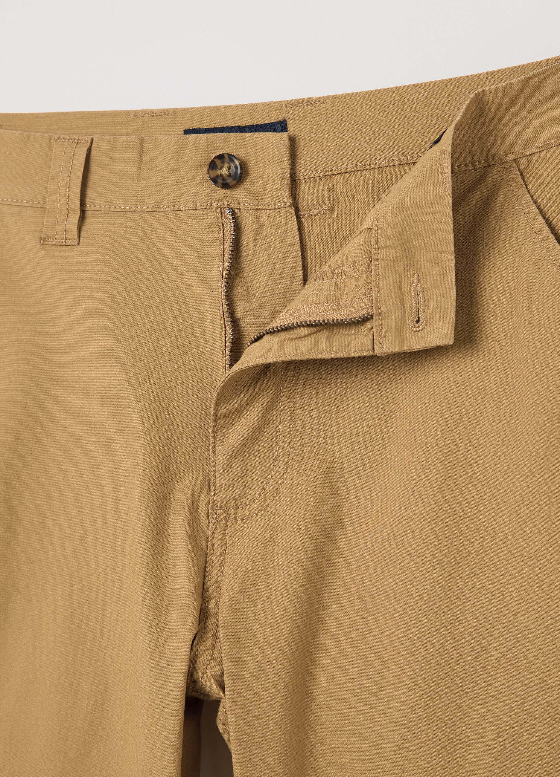 Beige chino trousers in stretch cotton with pockets