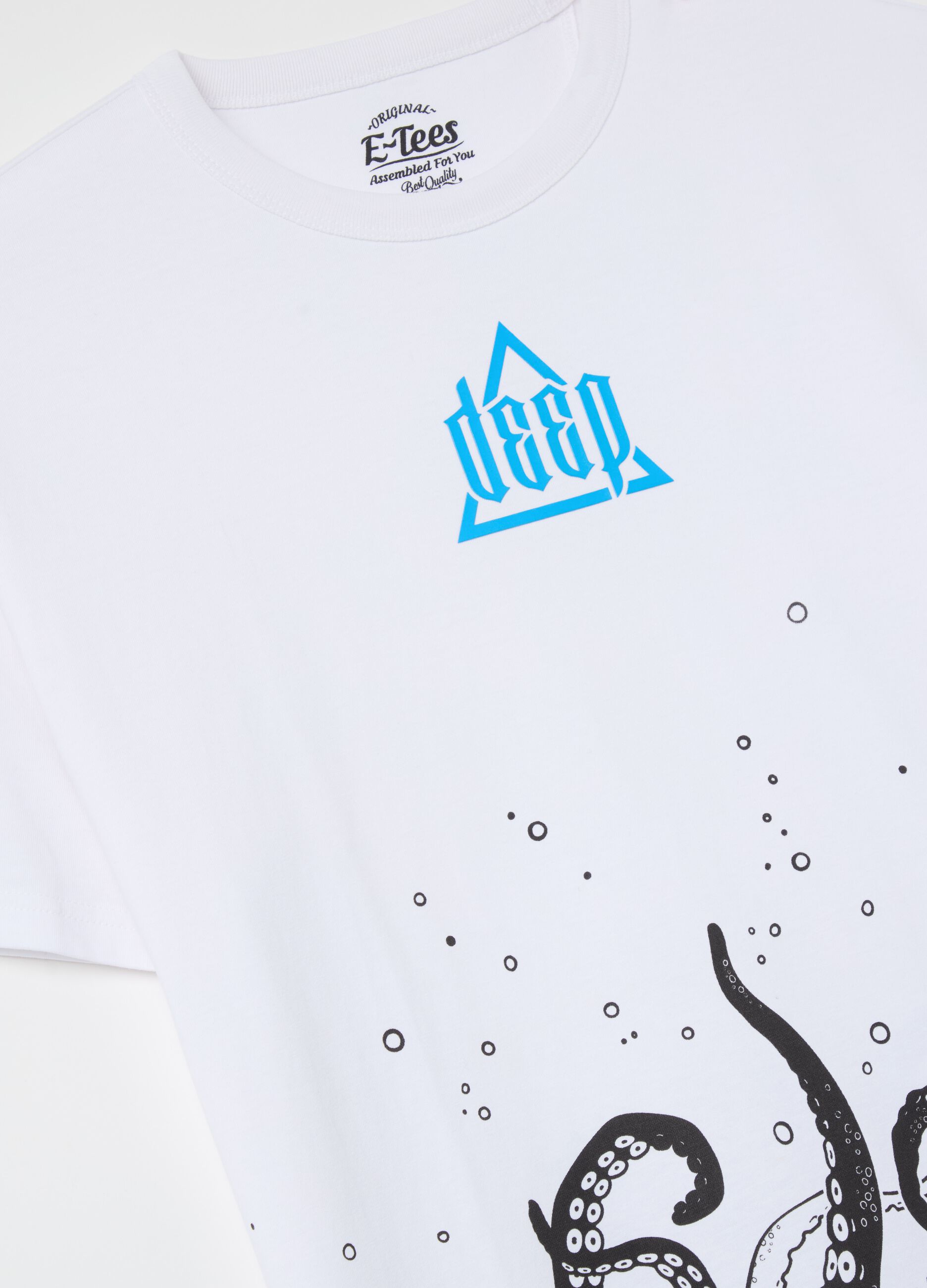 White T-shirt with short sleeves and print