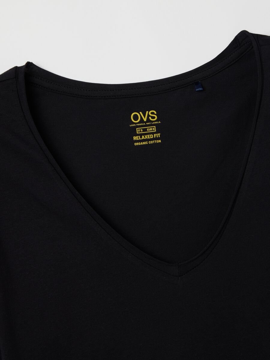 Black T-shirt in organic cotton with V neck_5